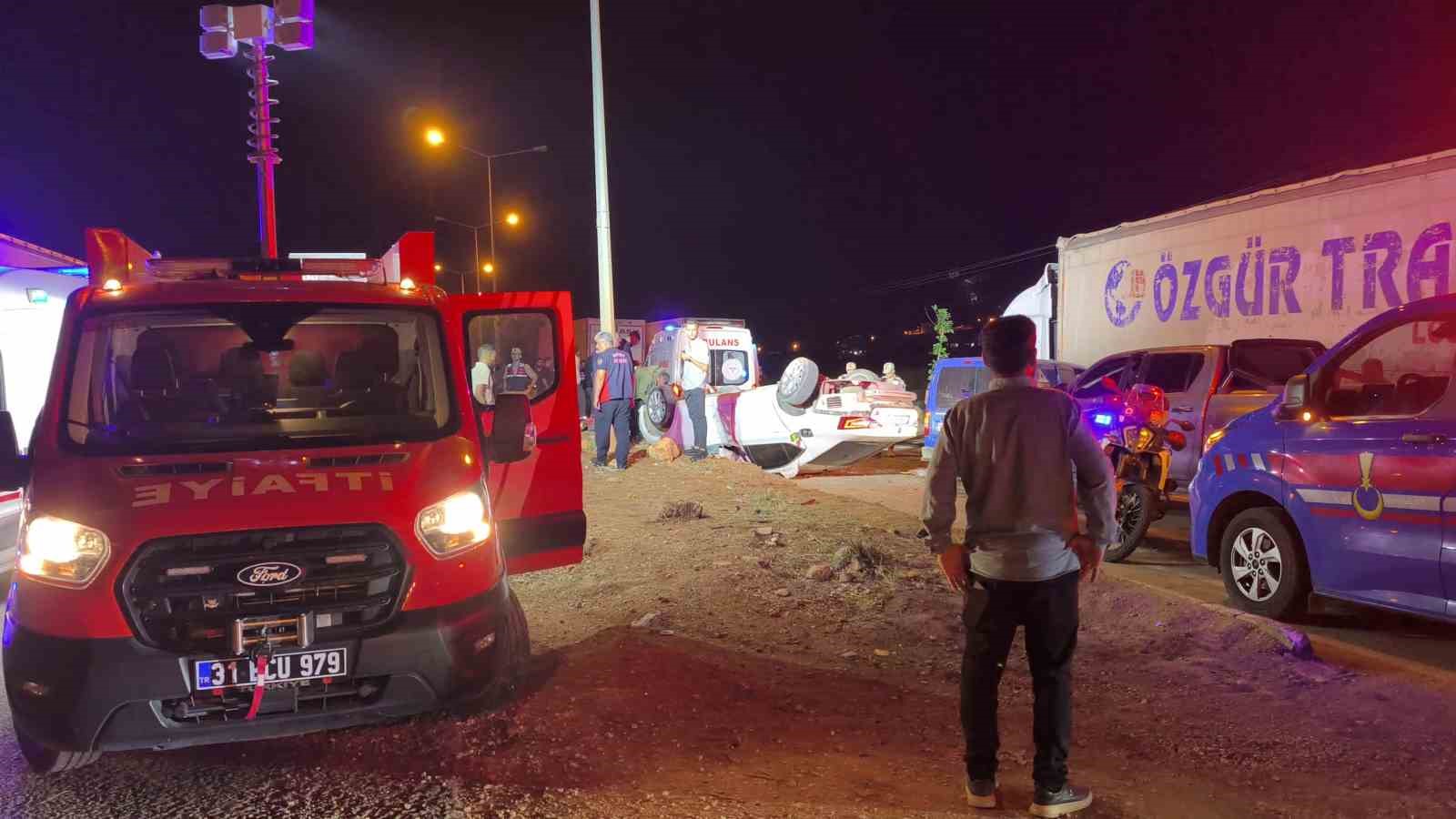 Kazada takla atan otomobil 2 tır sürücüsünün üzerine uçtu: 6 yaralı