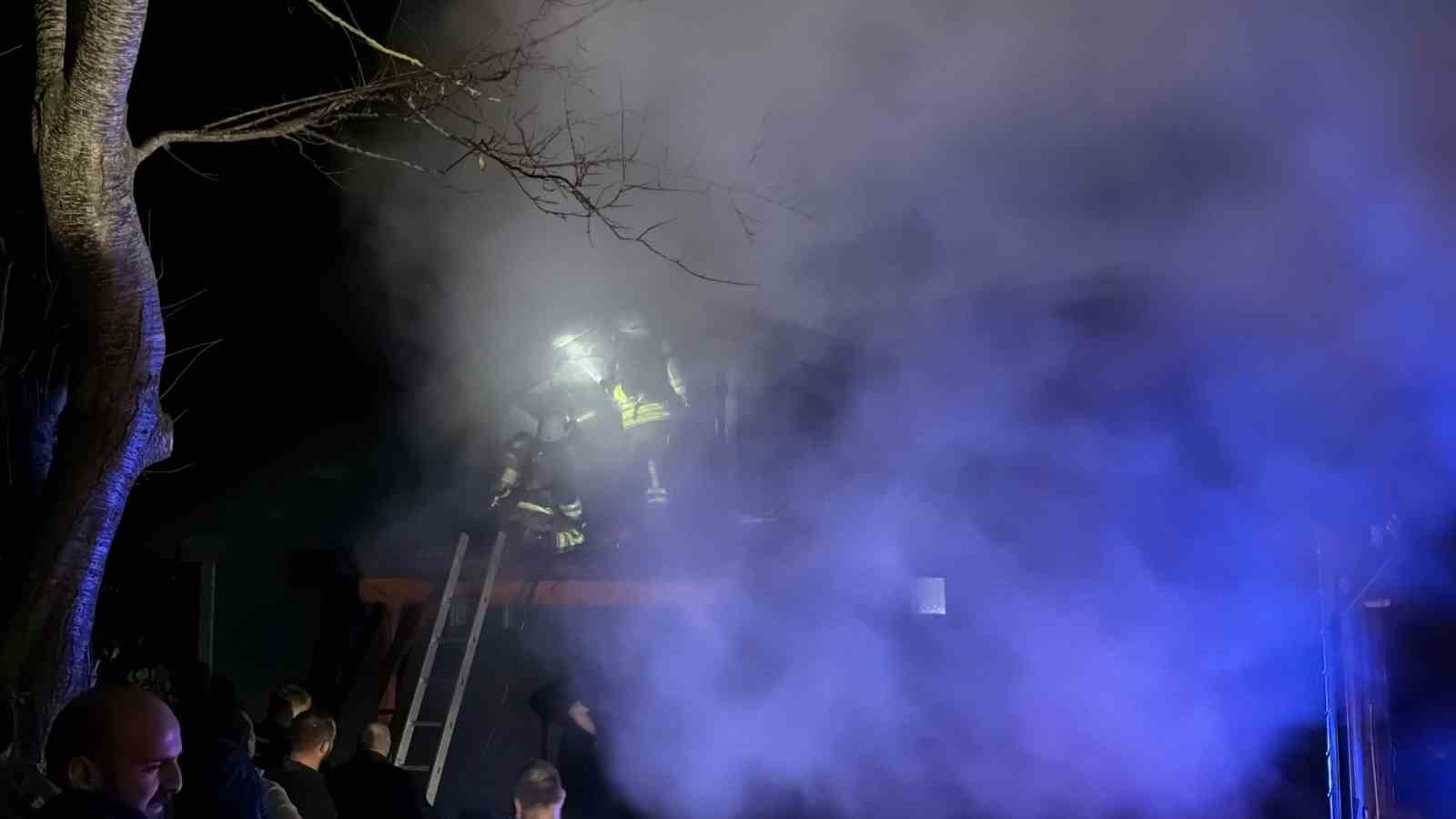 Düzce’de 2 katlı ahşap evde yangın