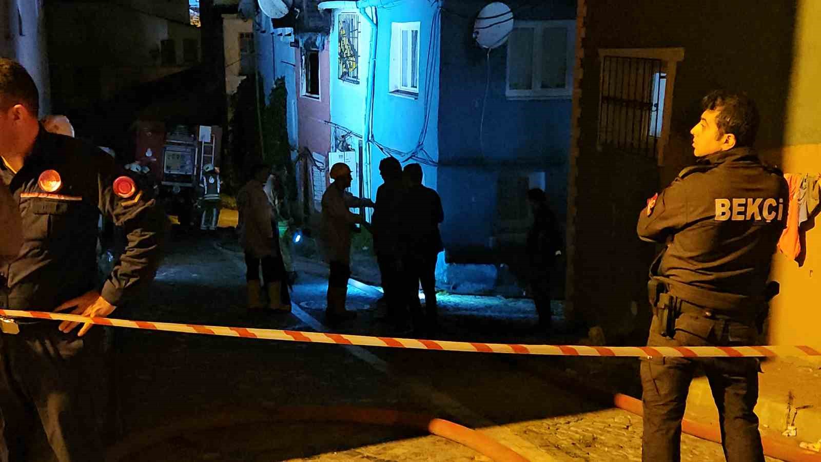 Fatih’te alevlere teslim olan yangında bir kişi hayatını kaybetti