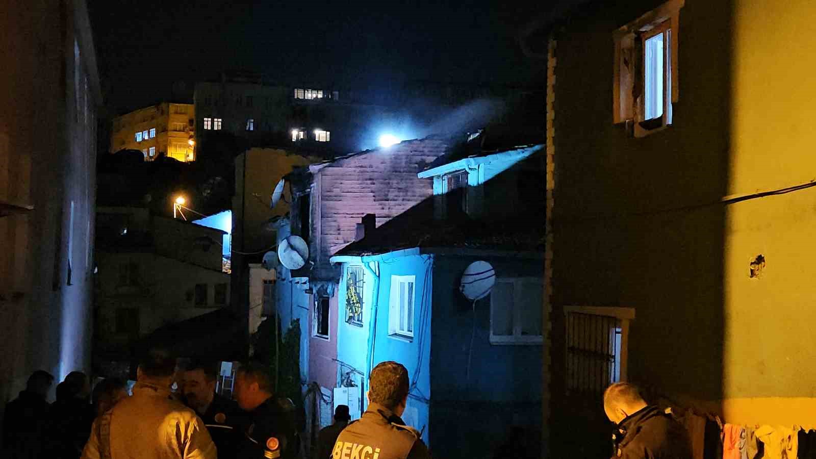 Fatih’te alevlere teslim olan yangında bir kişi hayatını kaybetti
