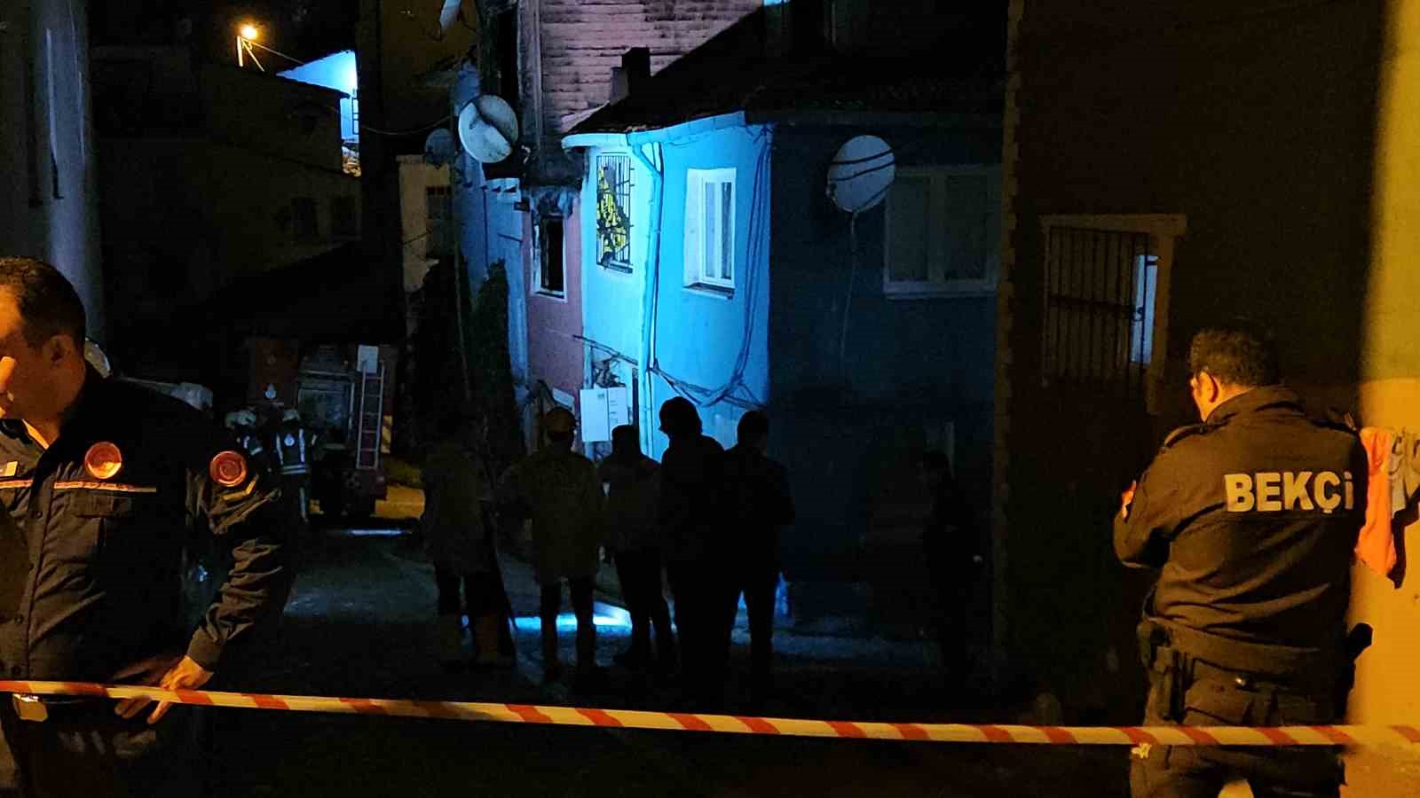 Fatih’te alevlere teslim olan yangında bir kişi hayatını kaybetti