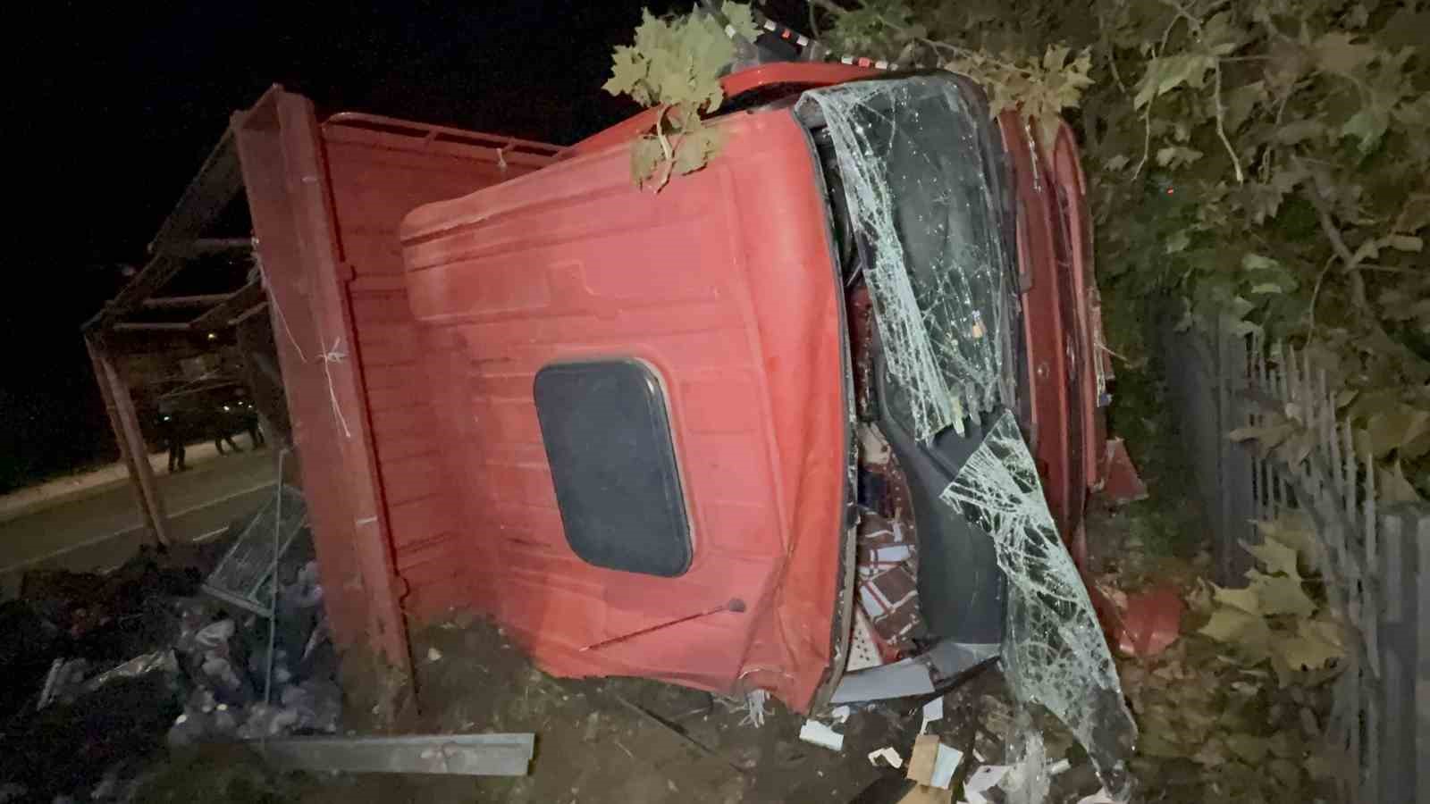 Devrilen kamyondaki 10 ton kapya biber yola saçıldı: 2 yaralı
