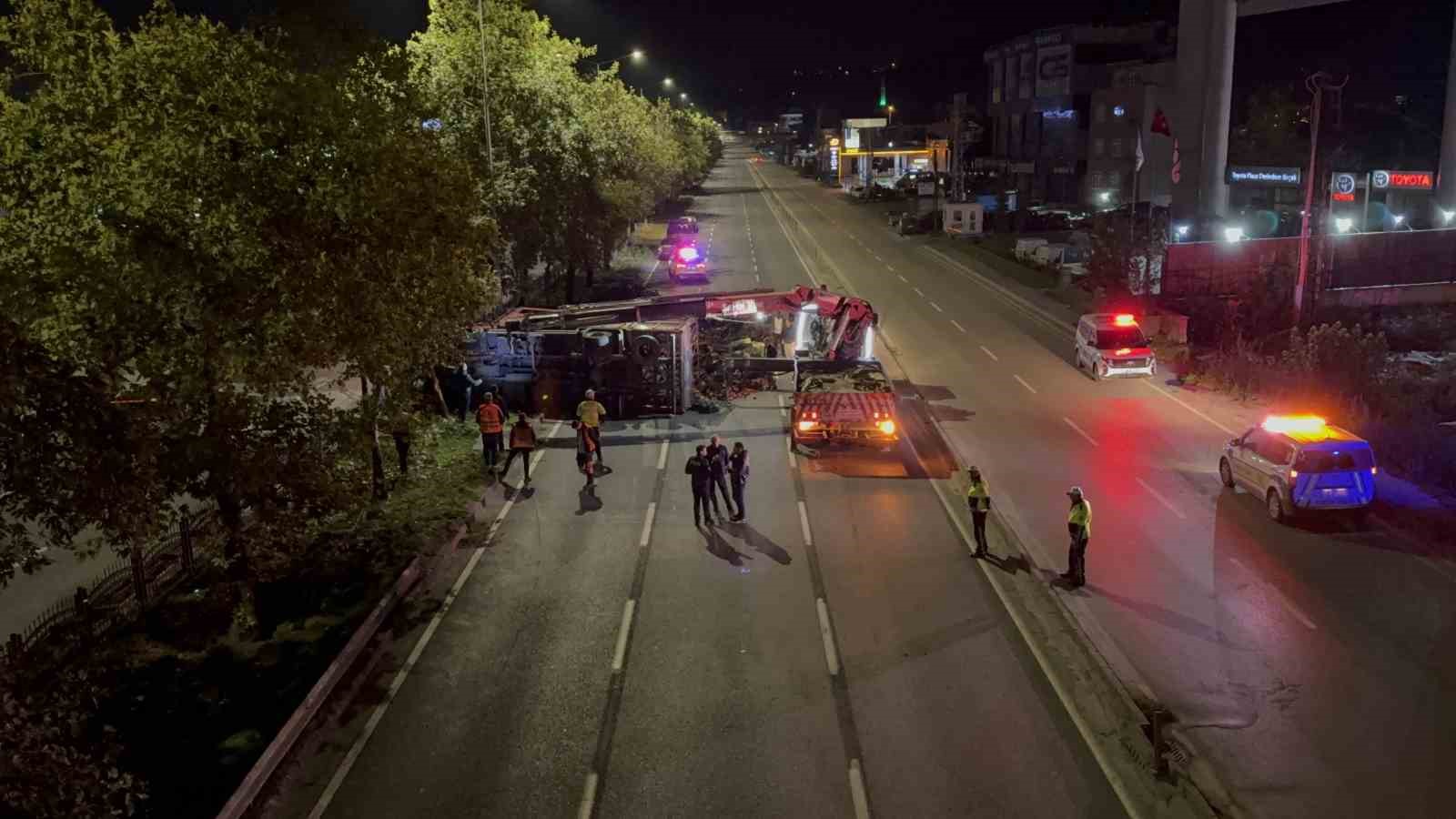 Devrilen kamyondaki 10 ton kapya biber yola saçıldı: 2 yaralı