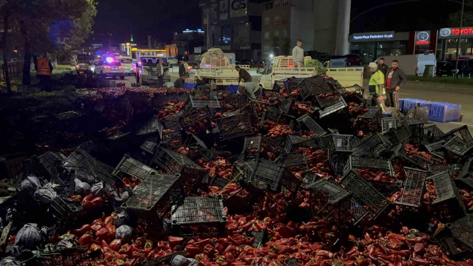 Devrilen kamyondaki 10 ton kapya biber yola saçıldı: 2 yaralı