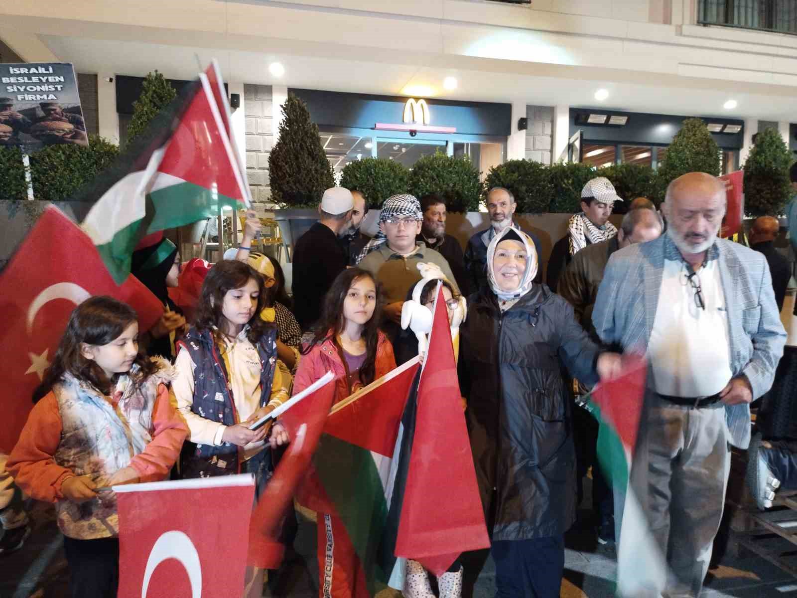 Üsküdar’daki McDonald’s şubesi önündeki protestolar birinci yılında