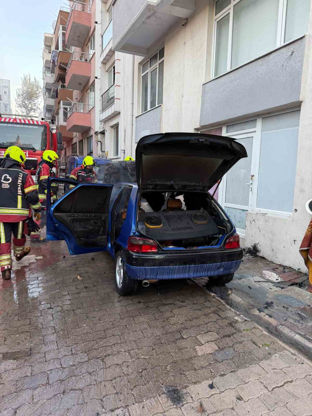 Bandırma’da park halindeki otomobilin motor kısmında alev aldı