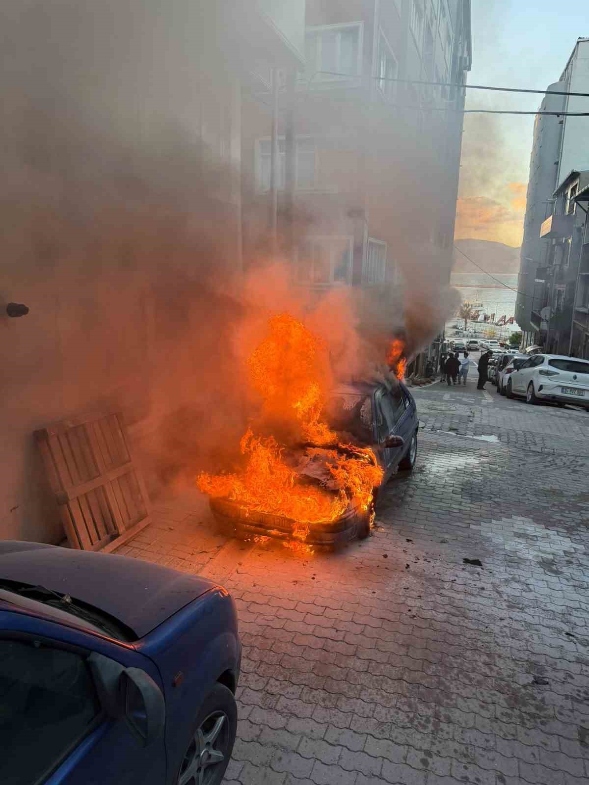 Bandırma’da park halindeki otomobilin motor kısmında alev aldı