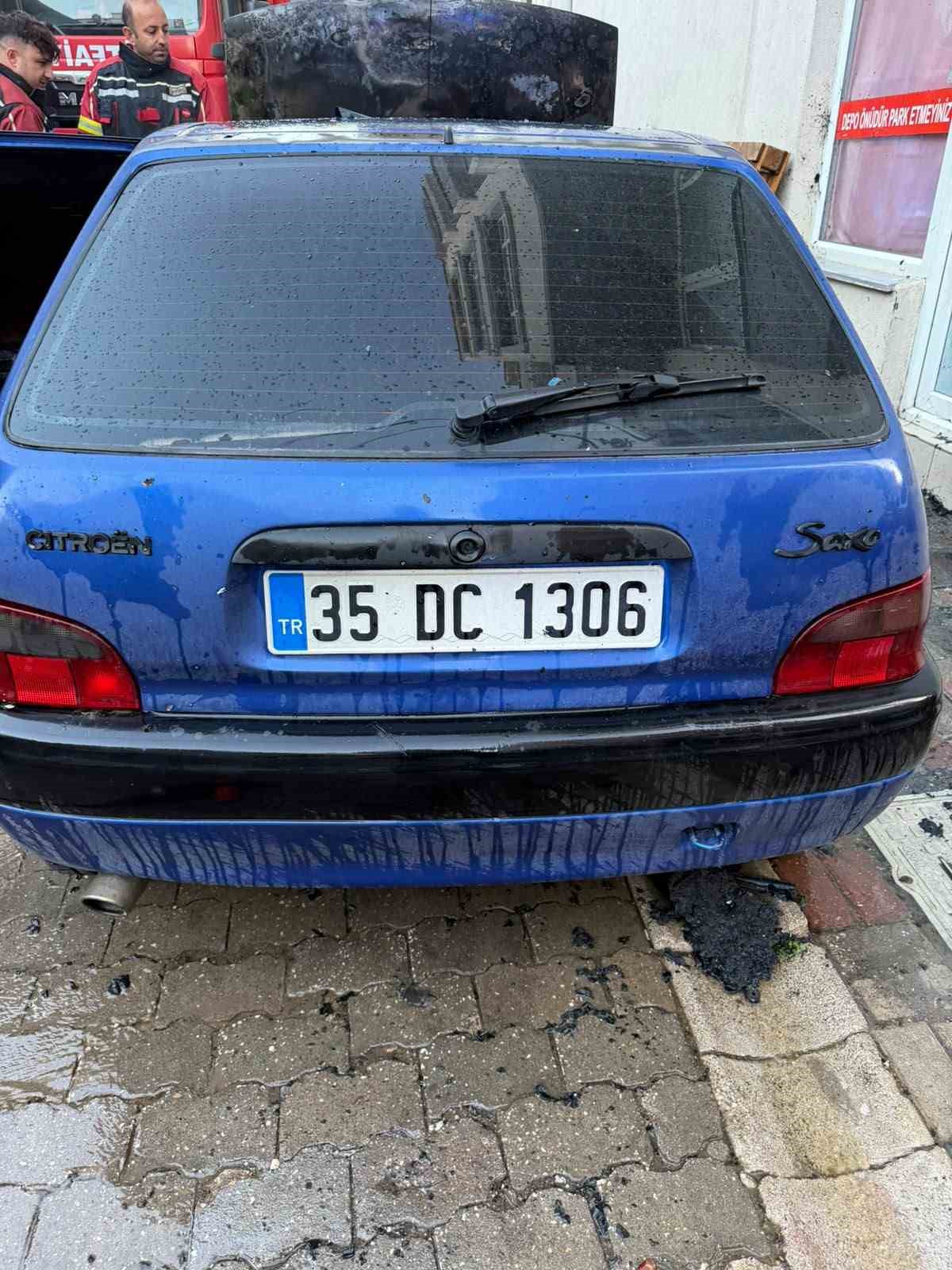 Bandırma’da park halindeki otomobilin motor kısmında alev aldı