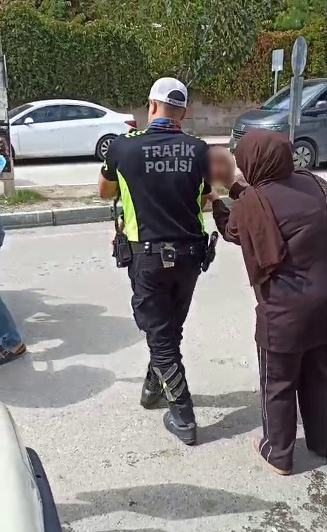 Polis, bilinci kapanan bebeği motosikletle hastaneye yetiştirdi