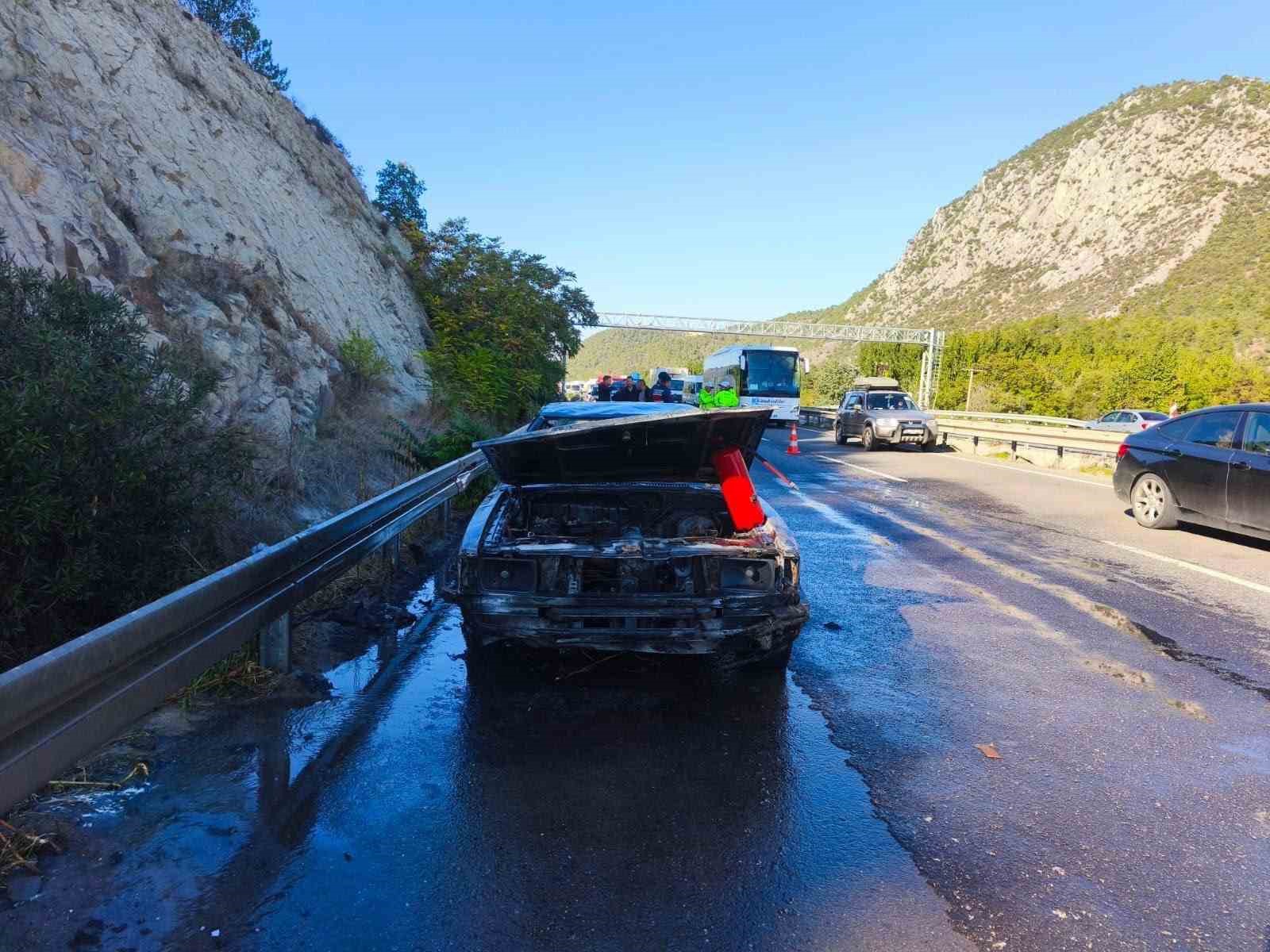 Bilecik’te seyir halindeki otomobil alev aldı