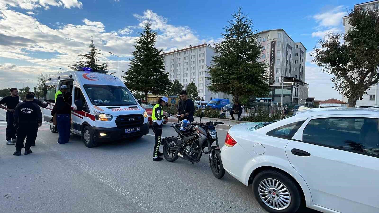 Karaman’da yaya geçidinde duran otomobile çarpan motosikletin sürücüsü yaralandı