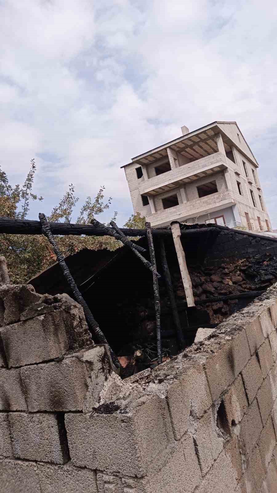 Van’da odunluk yangını