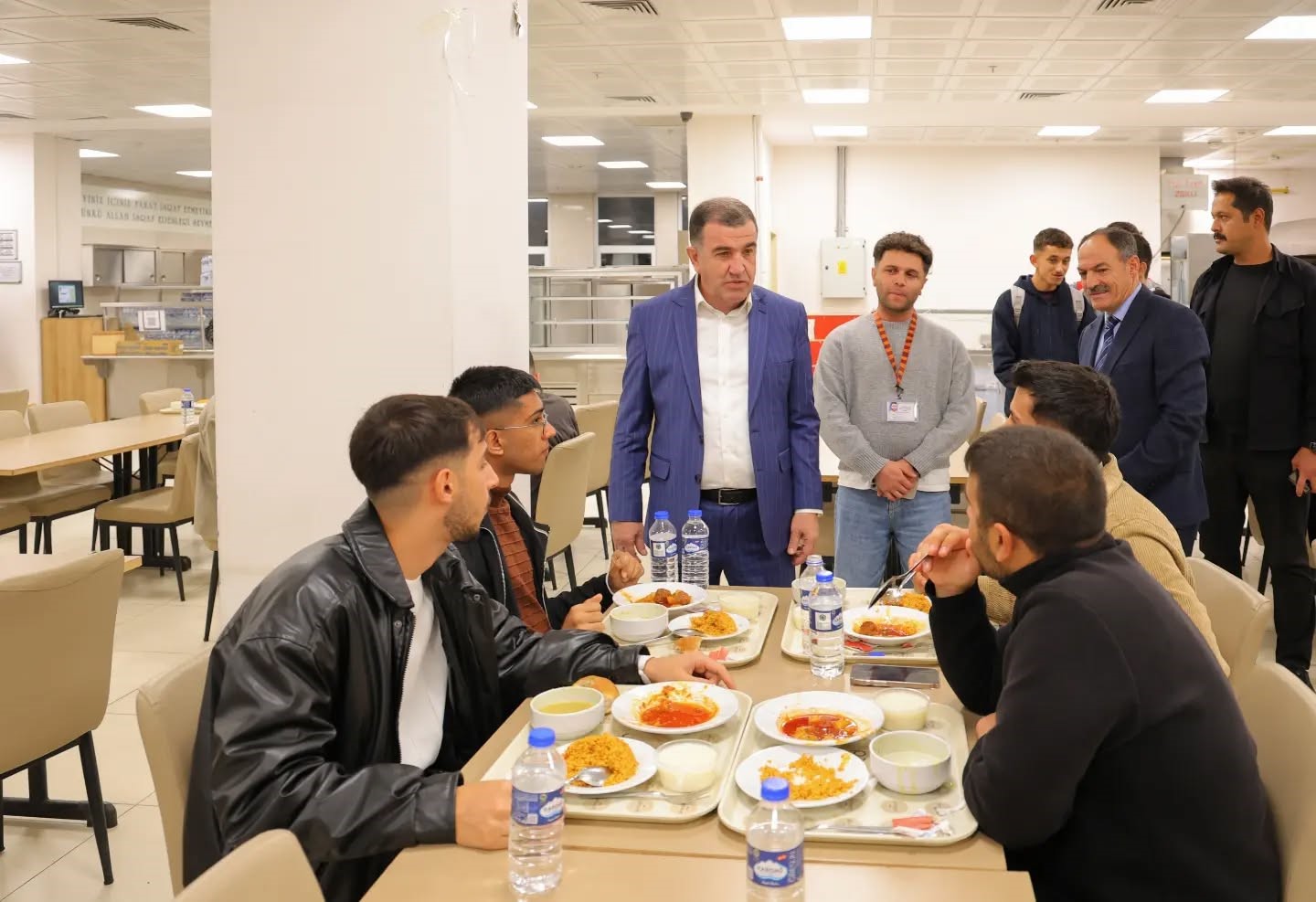 Vali Eldivan yurtlarda öğrencilerin taleplerini dinledi