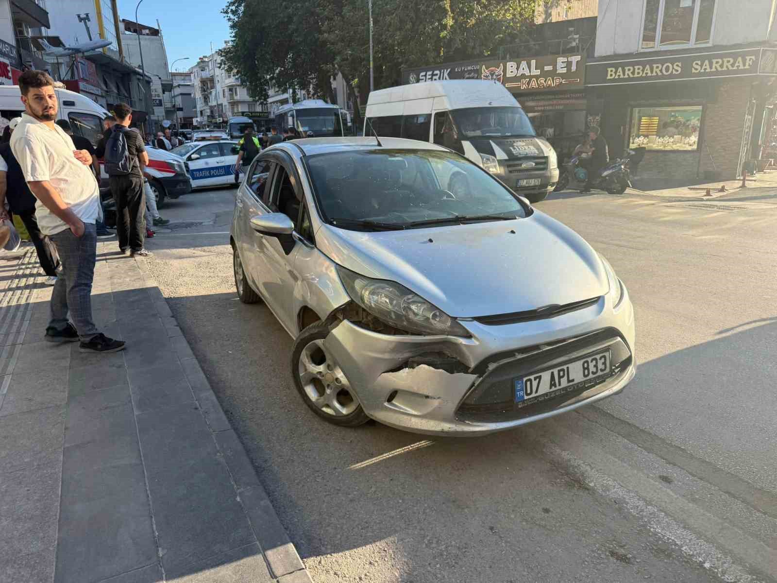 Antalya’da otomobil ile motosiklet çarpıştı: 2 yaralı