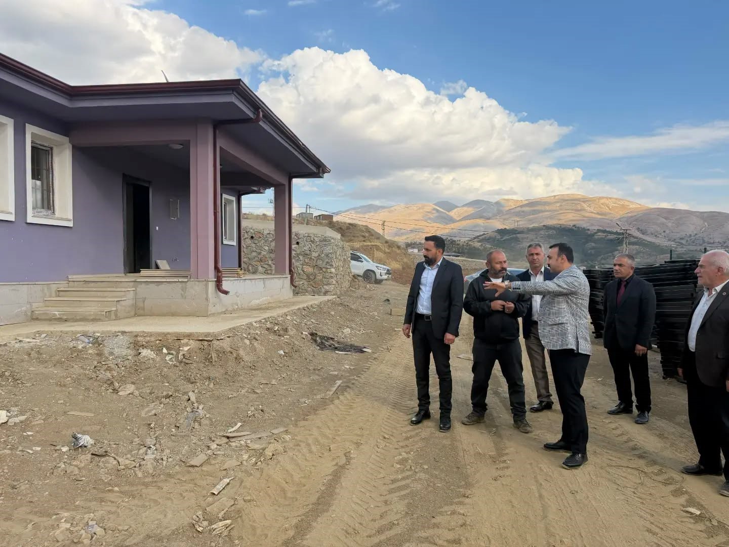 Kaymakam Pelvan deprem konutları ve çocuk parkları inceledi