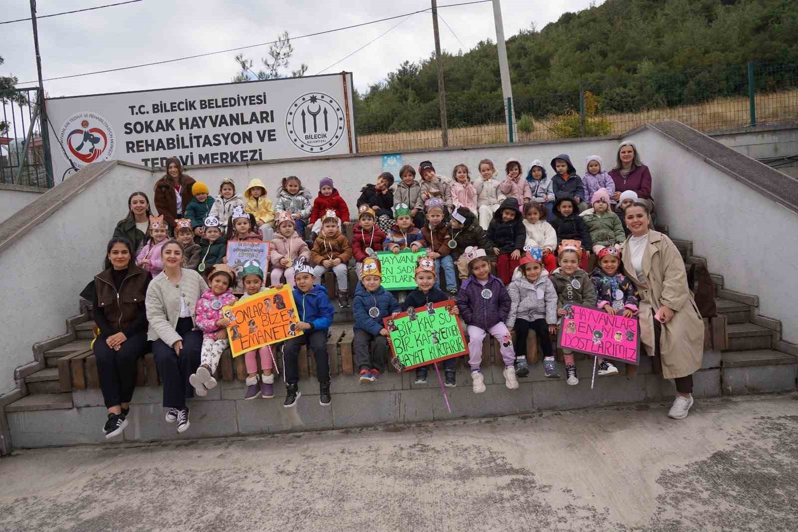 Öğrenciler barınak ziyareti yaparak hayvanları sevdi ve mama verdi