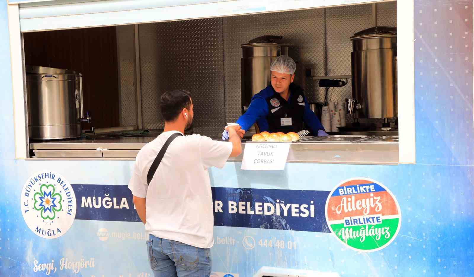 Muğla Büyükşehir’den Üniversite yerleşkesinde çorba ikramı
