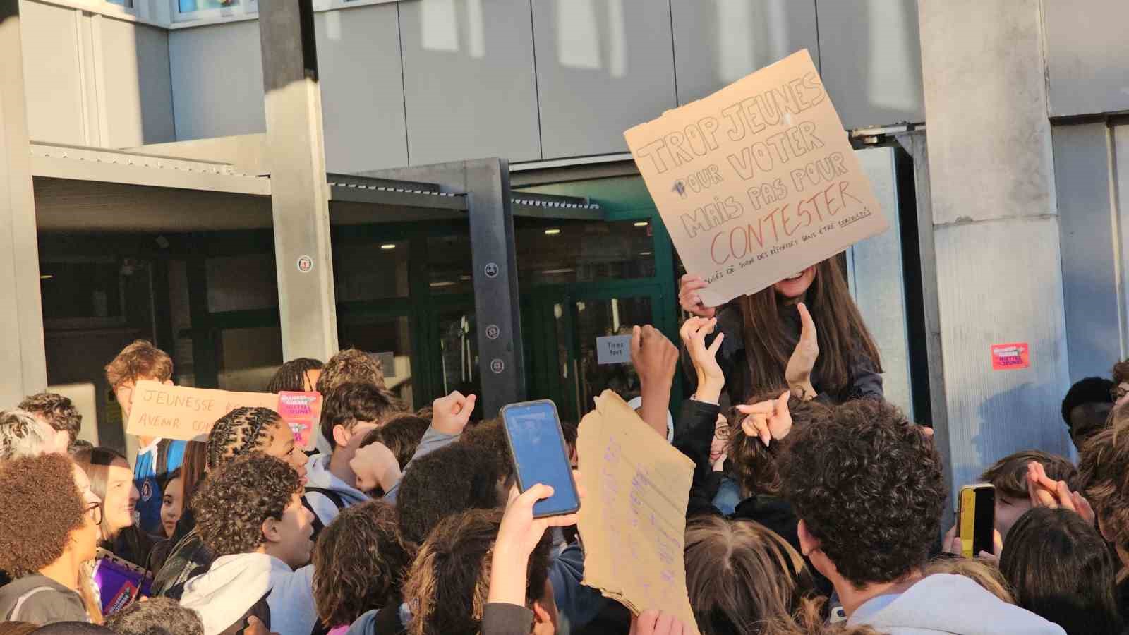 Belçika’da öğrenci protestoları sürüyor, savcılık harekete geçti
