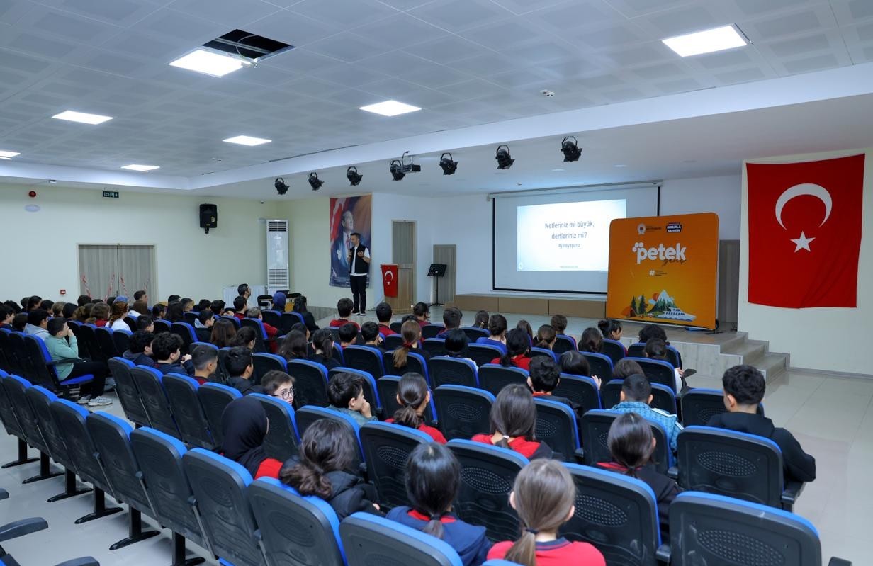 Petek Genç, 447 okulda öğrencilere ulaşacak