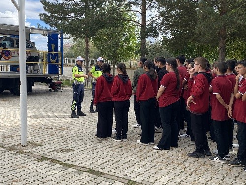 Erzincan’da öğrenci ve öğretmenlere uygulamalı trafik eğitimi verildi