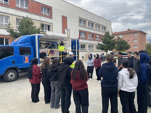 Erzincan’da öğrenci ve öğretmenlere uygulamalı trafik eğitimi verildi