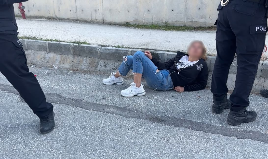 Burdur’da araçların önüne atlayıp polise saldırmaya çalışan kadın adliyeye sevk edildi