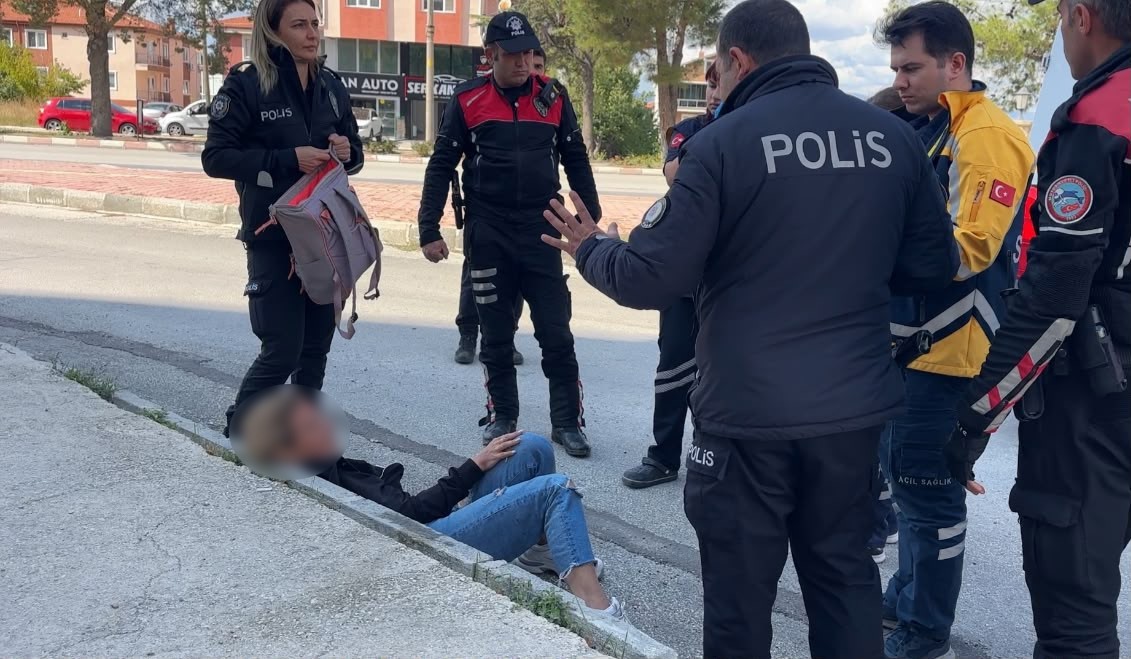 Burdur’da araçların önüne atlayıp polise saldırmaya çalışan kadın adliyeye sevk edildi