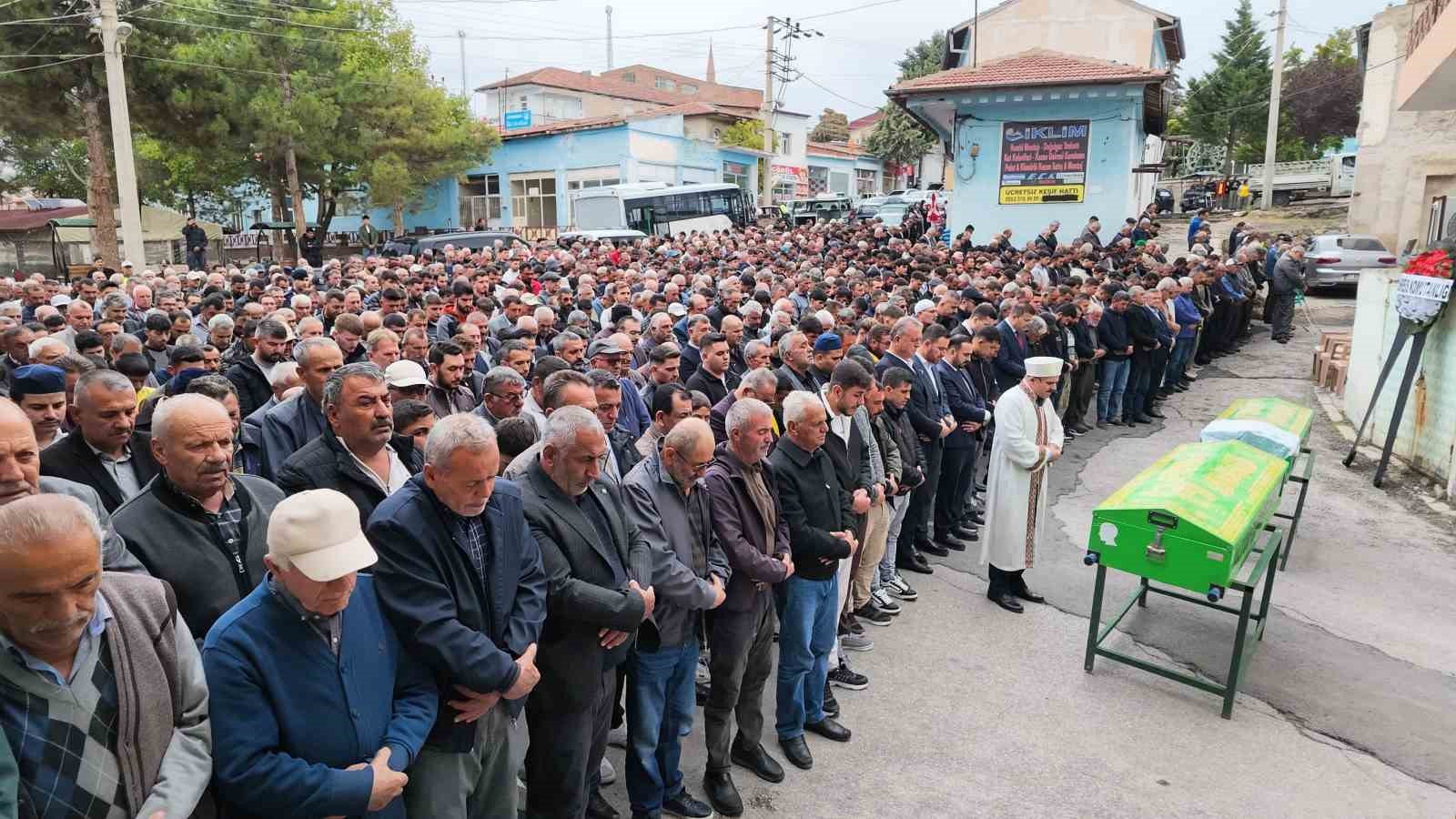 Niğde’de kazada hayatını kaybeden kardeşler toprağa verildi