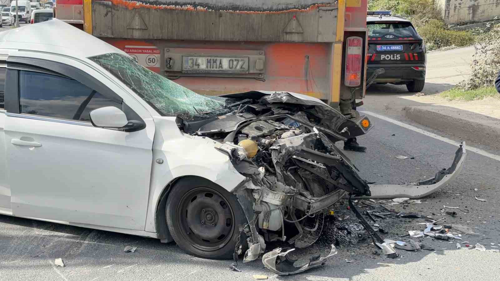 Arnavutköy’de 3 araçlı kaza: Otomobil hurda yığınına döndü, sürücü hafif yaralı kurtuldu