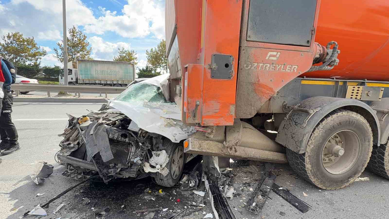 Arnavutköy’de 3 araçlı kaza: Otomobil hurda yığınına döndü, sürücü hafif yaralı kurtuldu