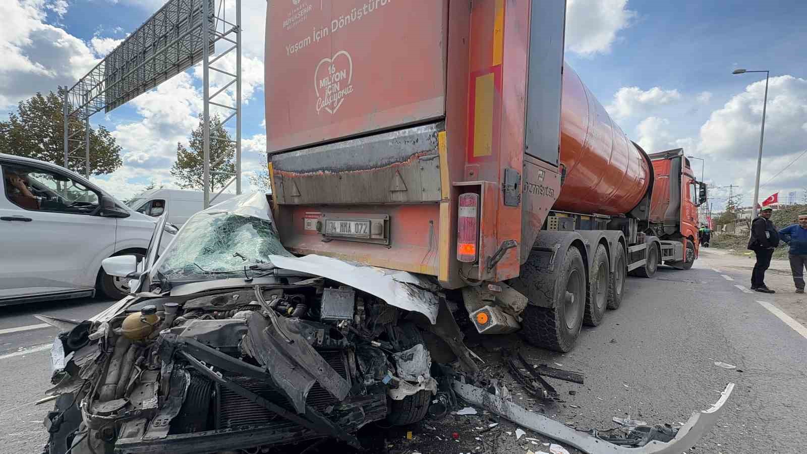 Arnavutköy’de 3 araçlı kaza: Otomobil hurda yığınına döndü, sürücü hafif yaralı kurtuldu