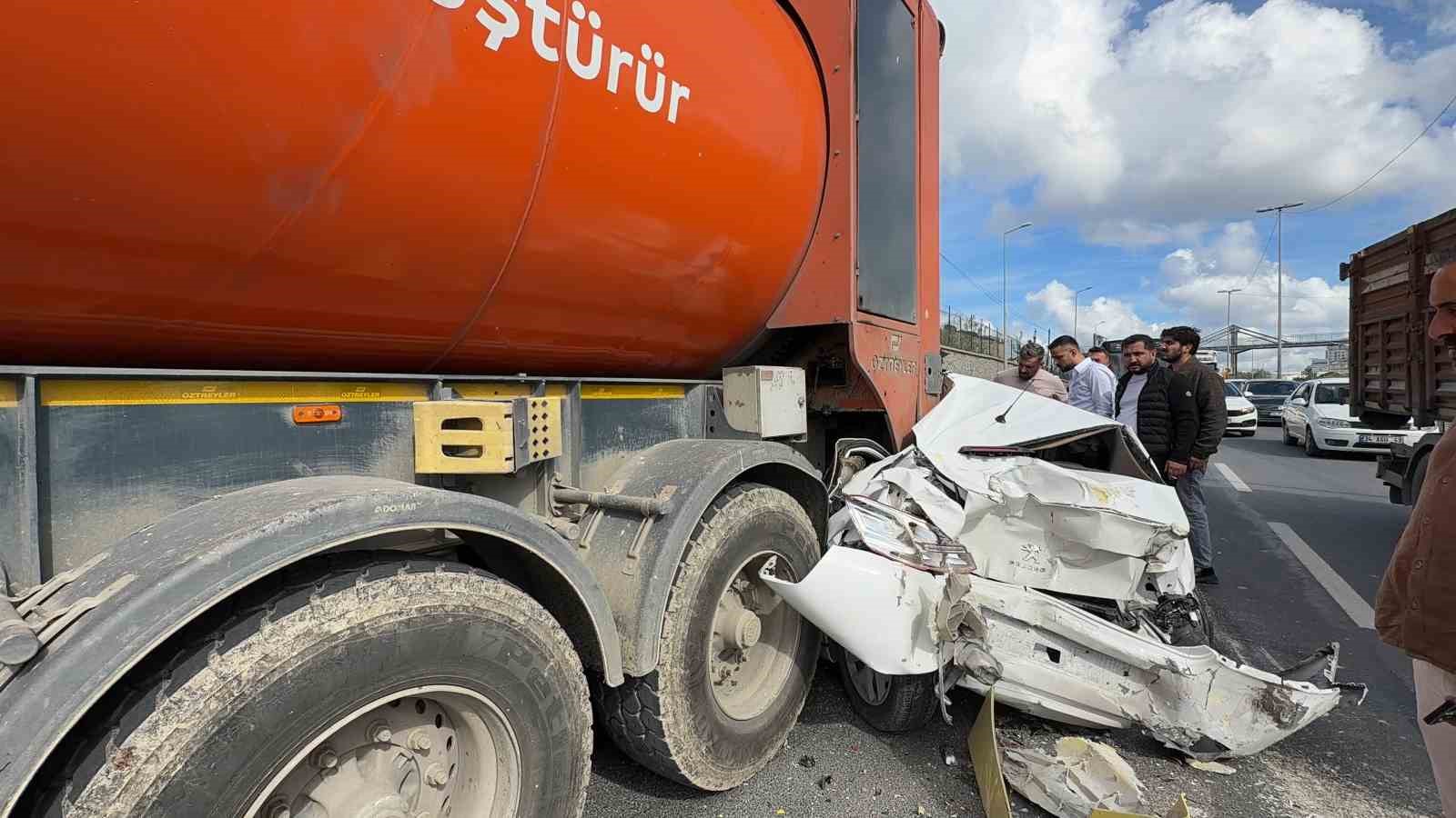 Arnavutköy’de 3 araçlı kaza: Otomobil hurda yığınına döndü, sürücü hafif yaralı kurtuldu