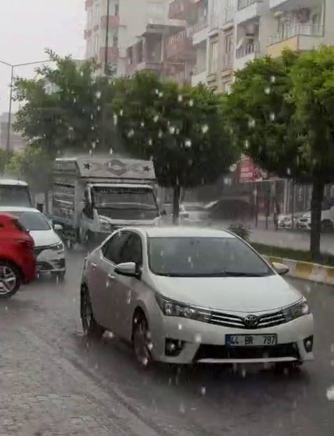Kahta’da dolu yağışı karayolunu beyaza bürüdü