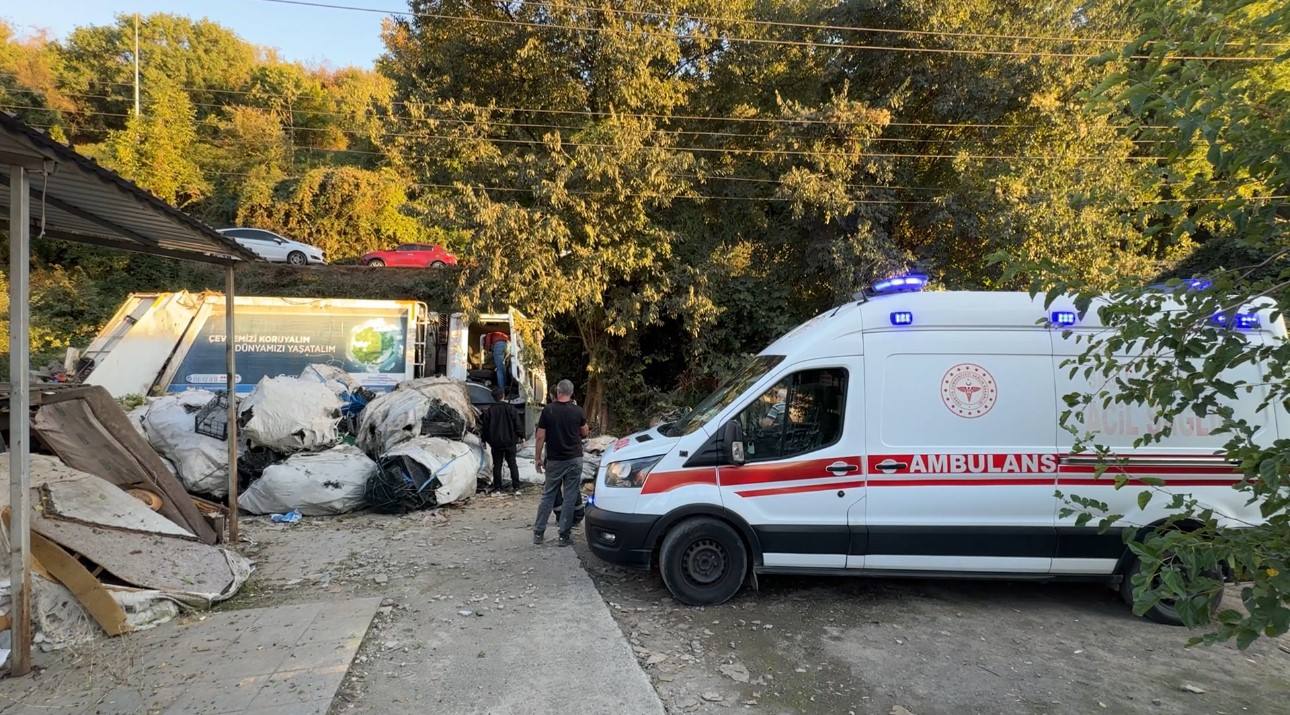 Yol vermek isterken çöp kamyonuyla 10 metrelik şarampole devrildiler: 3 yaralı