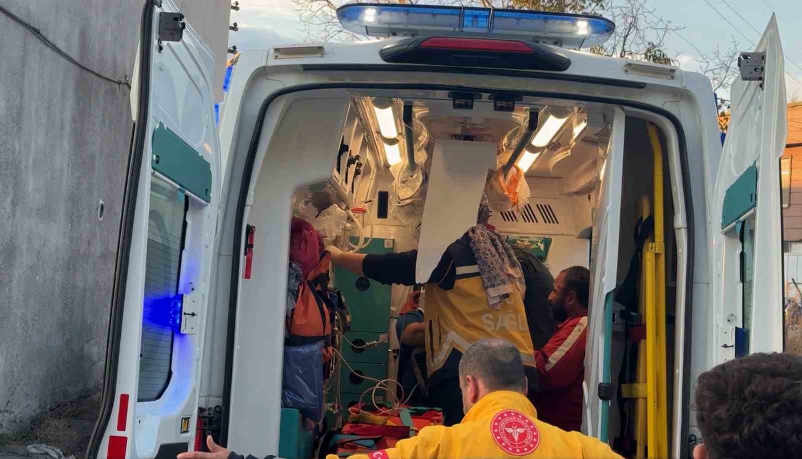 Yol vermek isterken çöp kamyonuyla 10 metrelik şarampole devrildiler: 3 yaralı