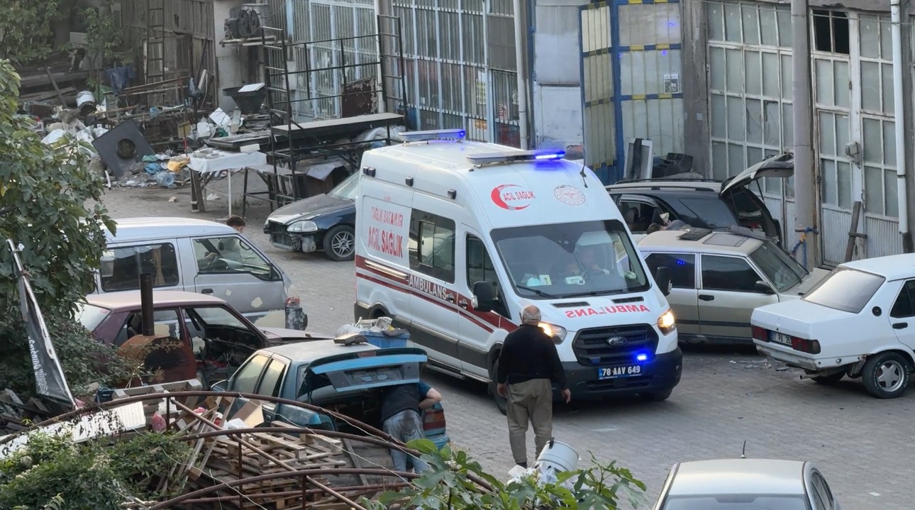 Yol vermek isterken çöp kamyonuyla 10 metrelik şarampole devrildiler: 3 yaralı