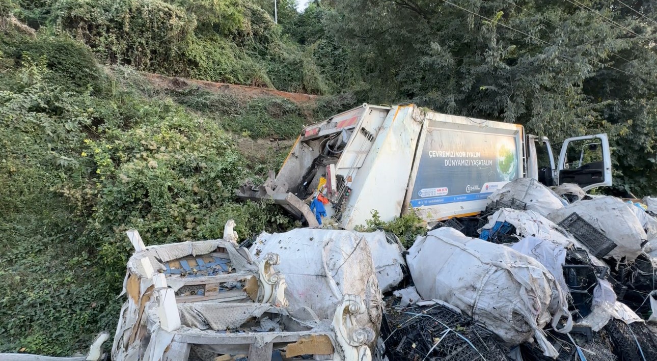 Yol vermek isterken çöp kamyonuyla 10 metrelik şarampole devrildiler: 3 yaralı