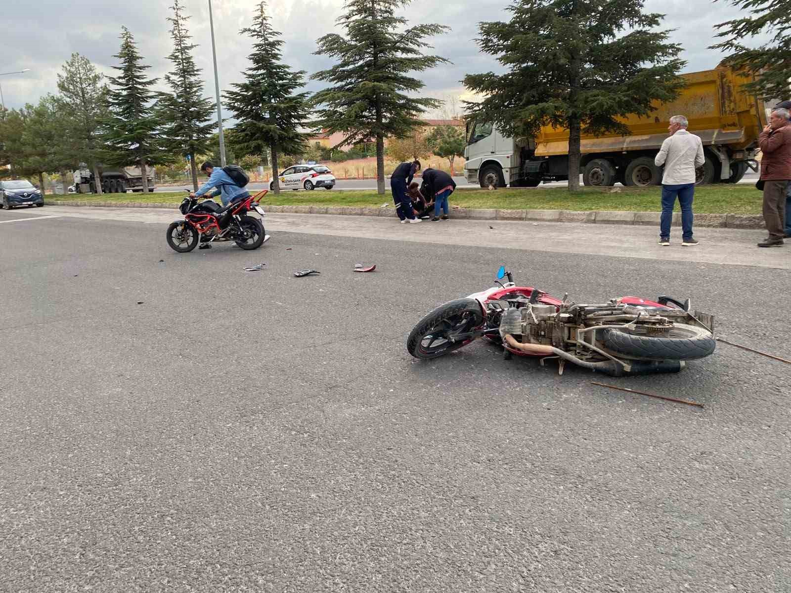 Niğde’de motosikletler kafa kafaya çarpıştı: 2 yaralı