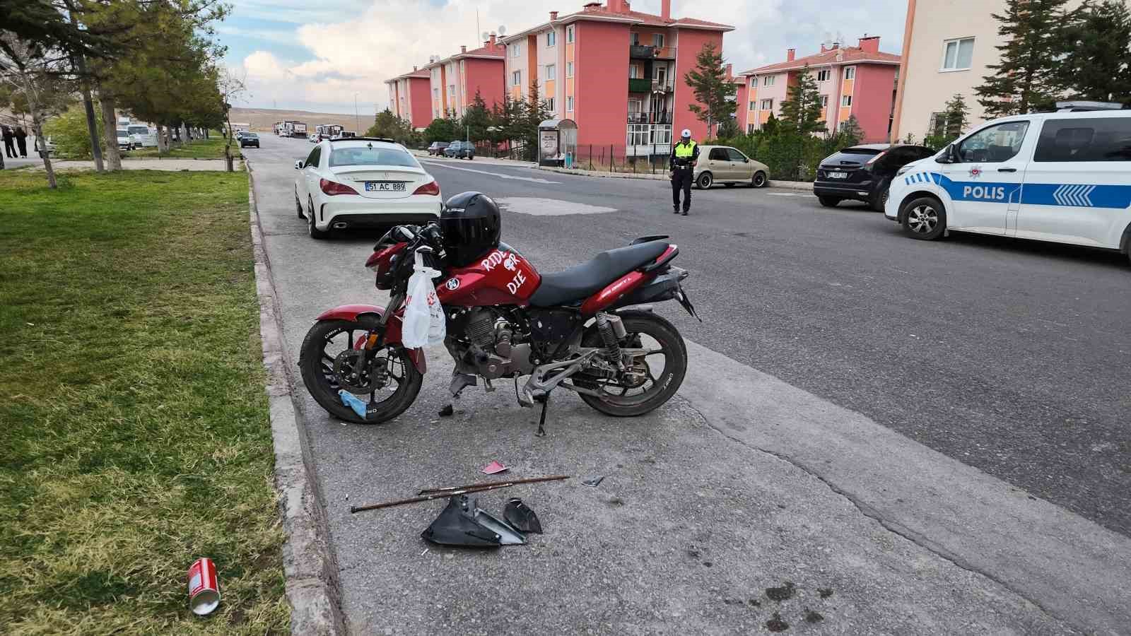 Niğde’de motosikletler kafa kafaya çarpıştı: 2 yaralı