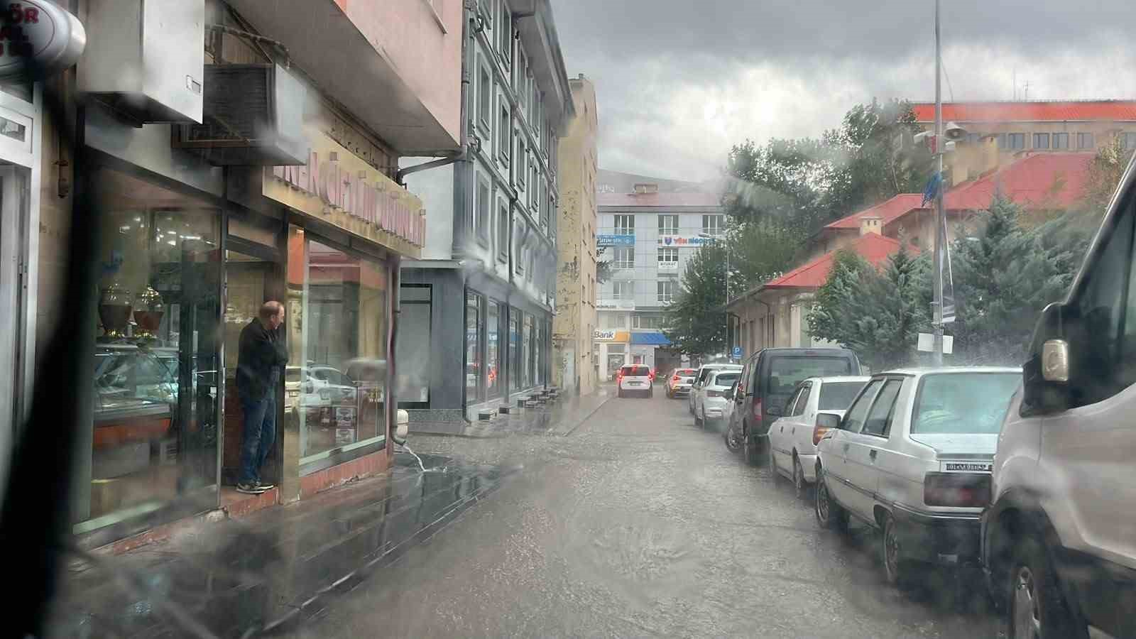 Bayburt’ta gök gürültülü sağanak etkili oldu