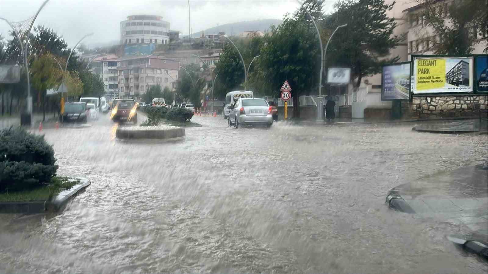 Bayburt’ta gök gürültülü sağanak etkili oldu