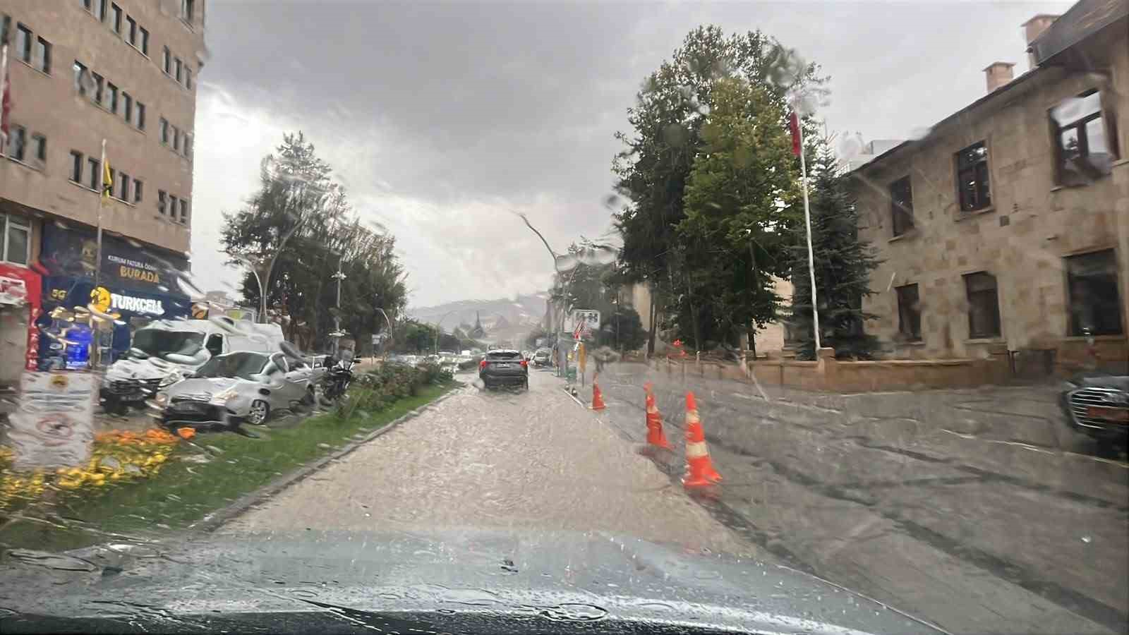 Bayburt’ta gök gürültülü sağanak etkili oldu