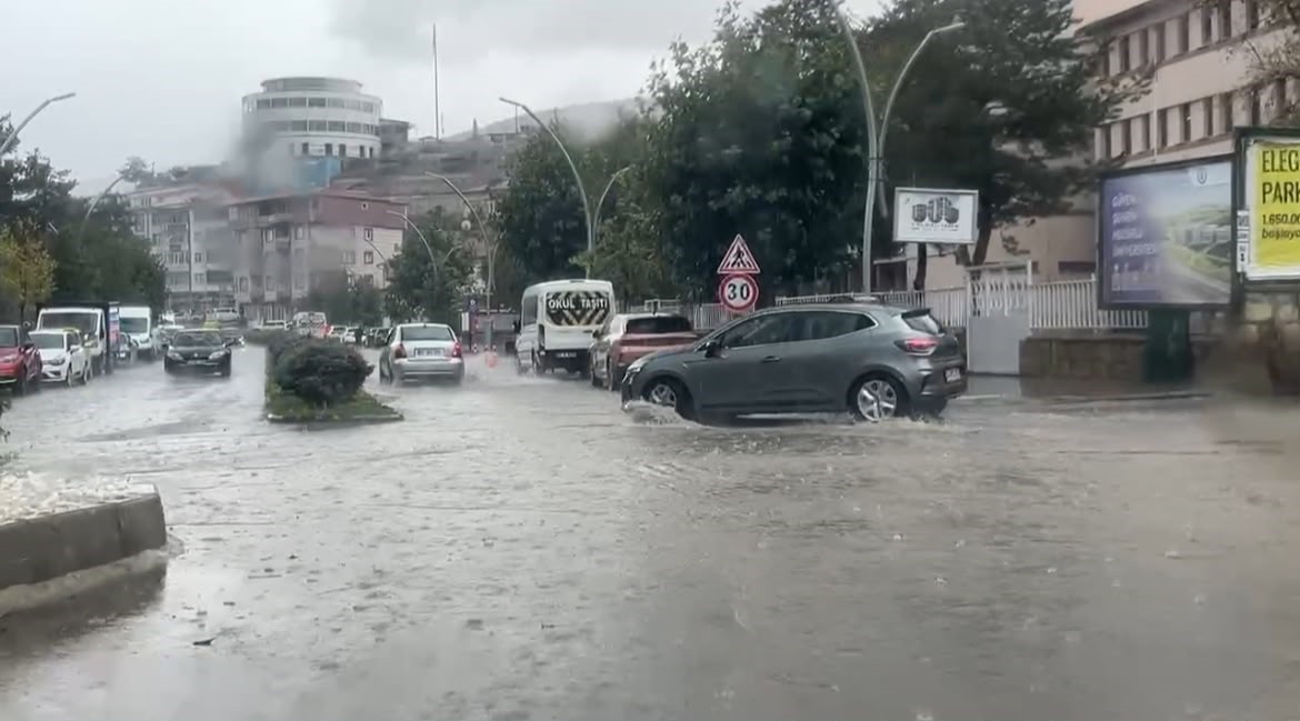 Bayburt’ta gök gürültülü sağanak etkili oldu