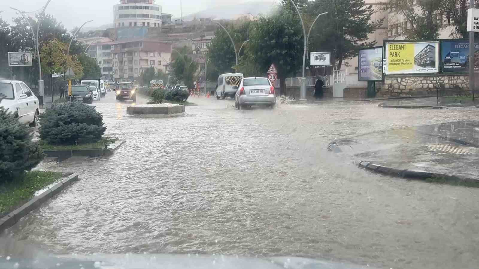 Bayburt’ta gök gürültülü sağanak etkili oldu