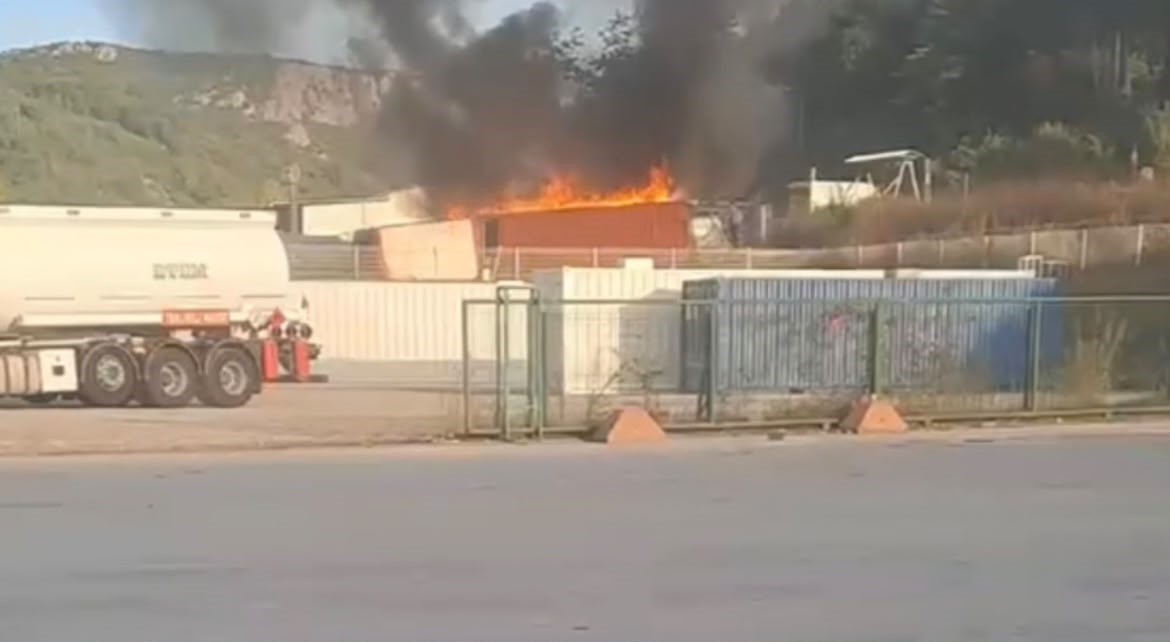 Tarlada bulunan barakada çıkan yangın korkuttu