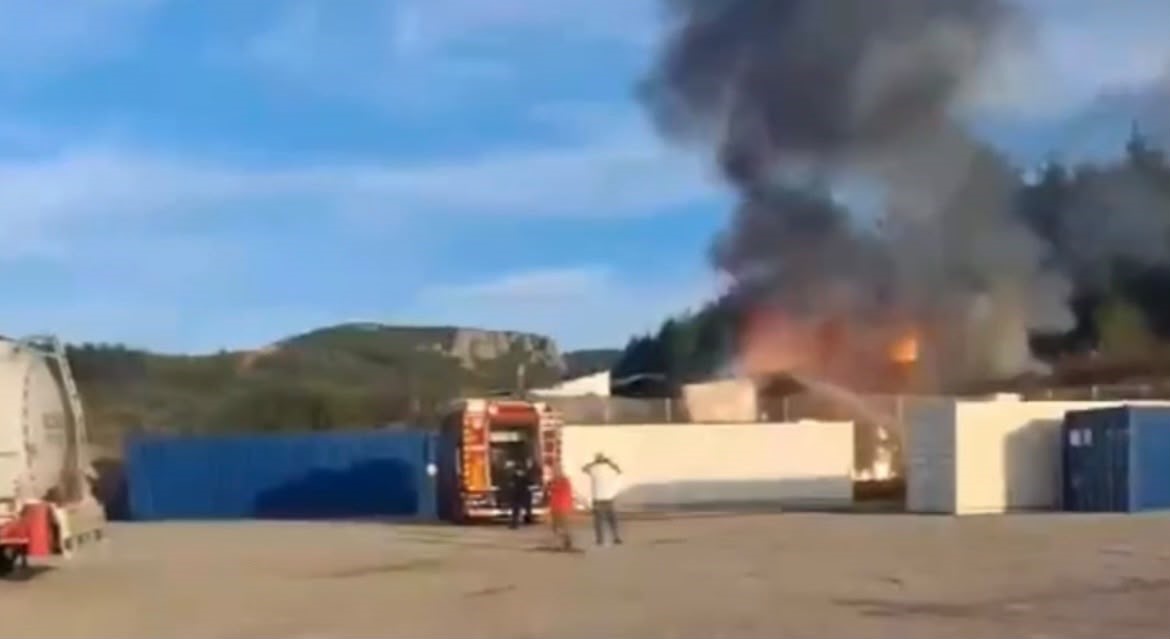 Tarlada bulunan barakada çıkan yangın korkuttu