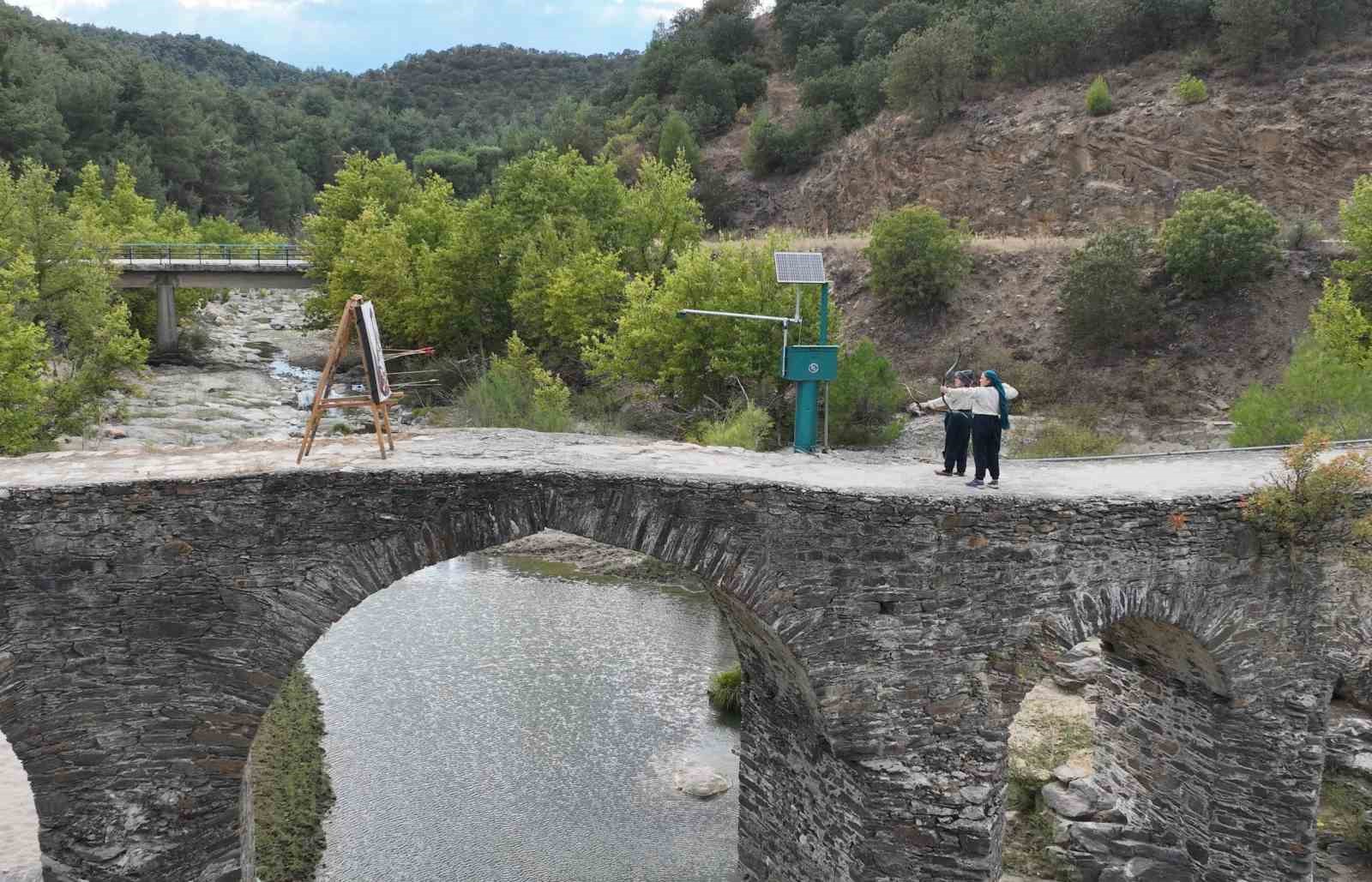 Gençler spor yaparken Gördes’in tarihini de keşfetti