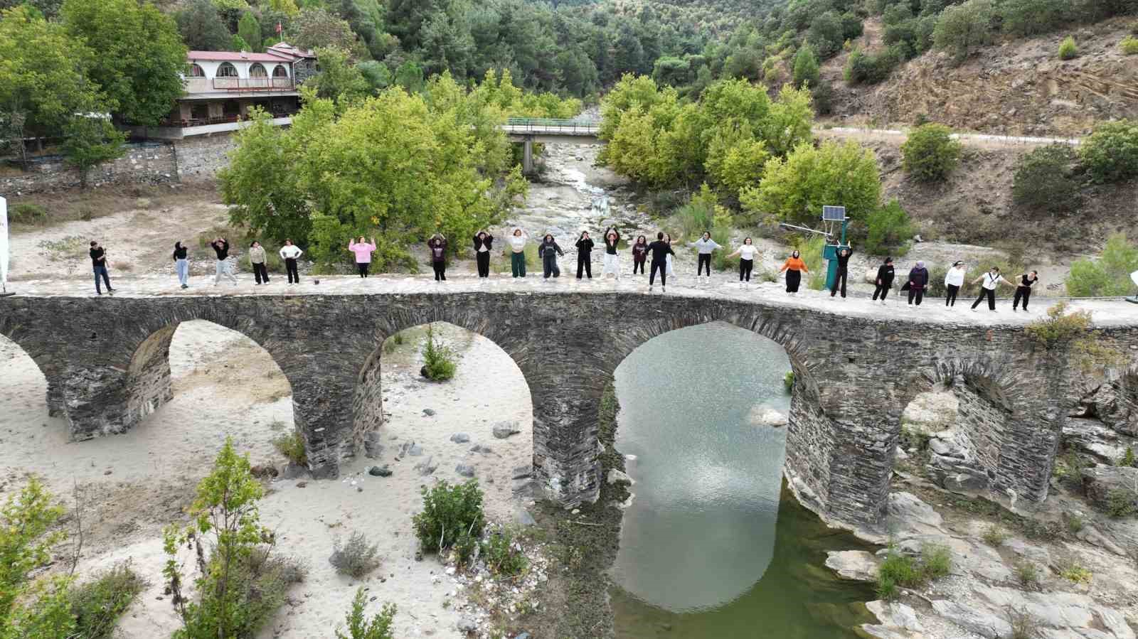 Gençler spor yaparken Gördes’in tarihini de keşfetti