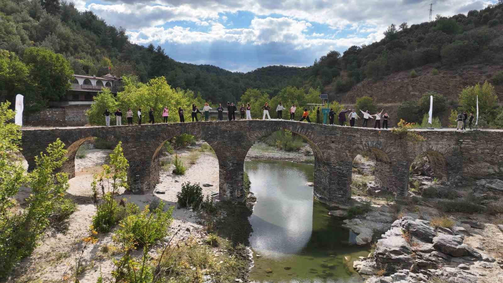 Gençler spor yaparken Gördes’in tarihini de keşfetti