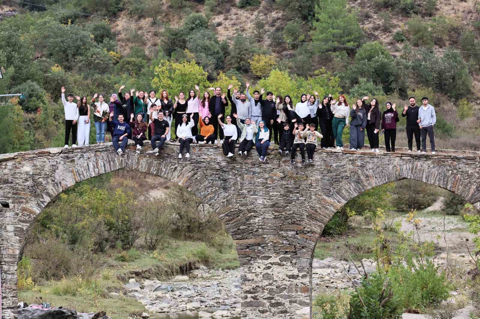 Gençler spor yaparken Gördes’in tarihini de keşfetti
